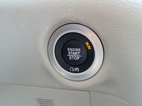 Used 2024 Chrysler Pacifica Touring-L FWD image 26
