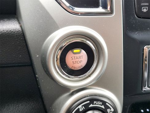 Used 2021 Nissan Titan SV w/ SV Convenience Package image 24