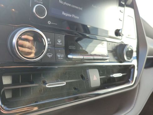 Used 2022 Toyota Highlander LE image 21