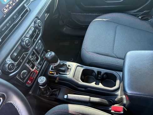 Used 2025 Jeep Wrangler Unlimited Rubicon image 40