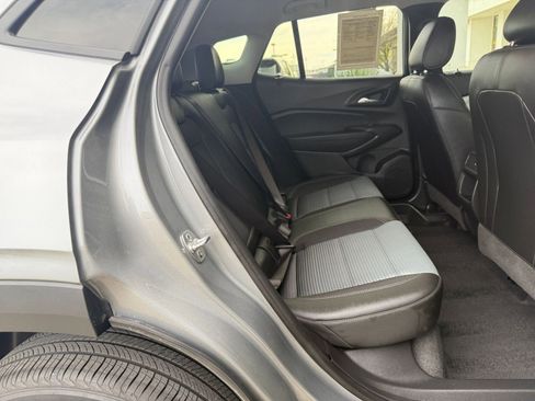 Used 2025 Chevrolet Trax LT image 40
