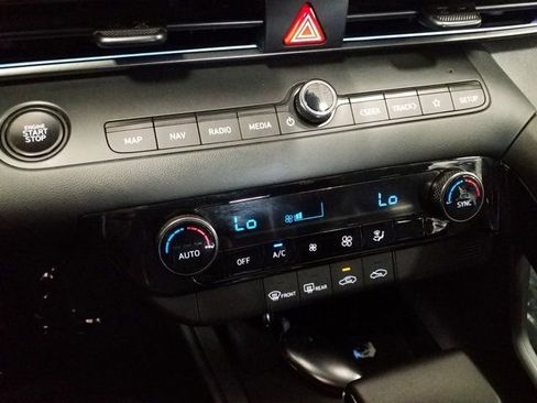 Used 2025 Hyundai Elantra Hybrid FWD image 7