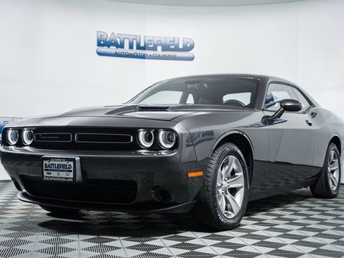 Used 2015 Dodge Challenger SXT image 3