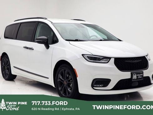 Used 2024 Chrysler Pacifica Touring-L w/ Road Tripper Package FWD image 1