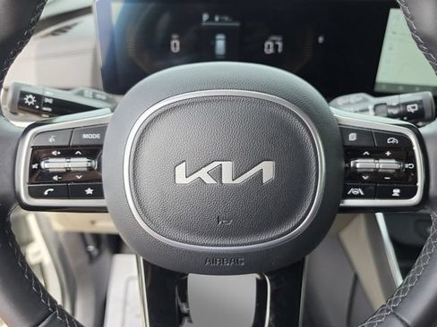 Used 2025 Kia Carnival EX FWD image 44