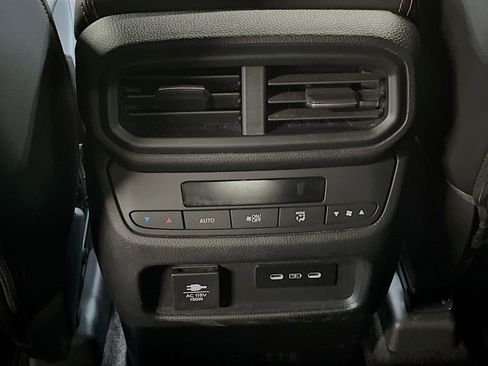 Used 2025 Honda Pilot TrailSport image 26