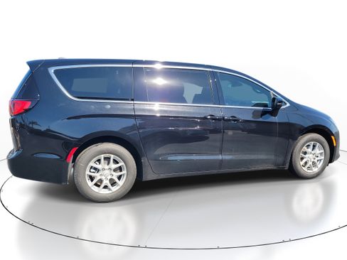 New 2026 Chrysler Voyager LX image 5