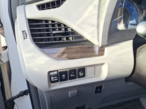 Used 2017 Toyota Sienna XLE image 8