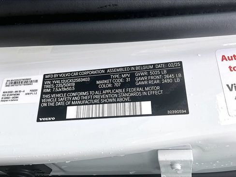 Certified 2025 Volvo XC40 B5 Plus AWD/4WD image 45