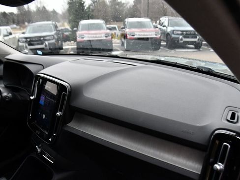 Used 2024 Volvo XC40 B5 Core image 15