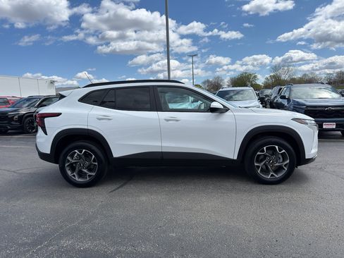 Used 2024 Chevrolet Trax LT w/ Driver Confidence Package FWD image 4