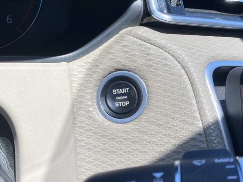 Used 2019 Land Rover Range Rover Velar S AWD/4WD image 8