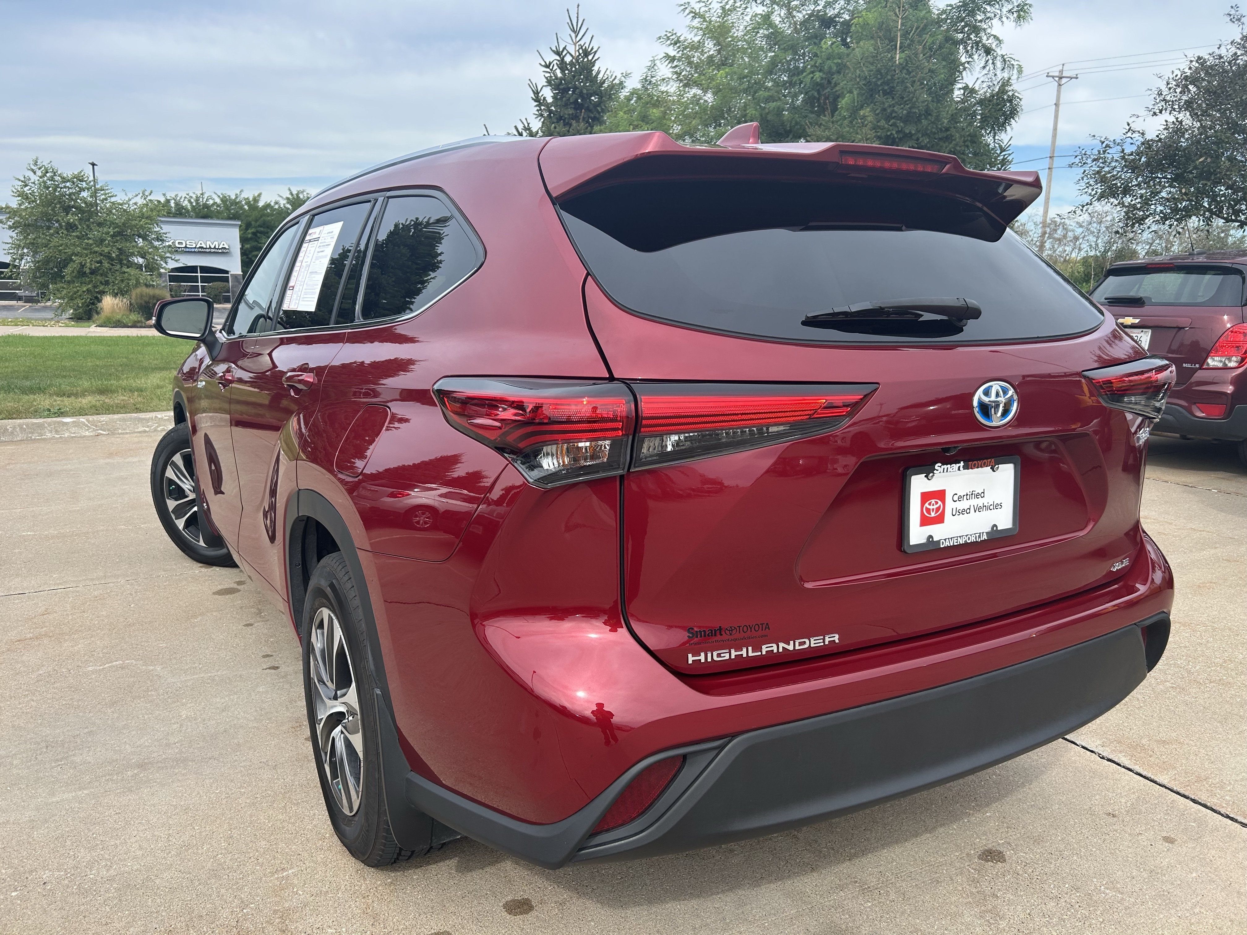 Certified 2021 Toyota Highlander XLE AWD/4WD image 3