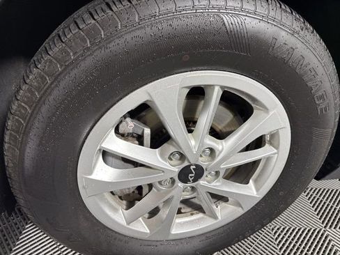 Used 2024 Kia Carnival LX image 12