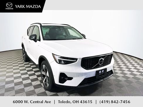 Used 2023 Volvo XC40 B5 Plus w/ Driver Assist Package image 1