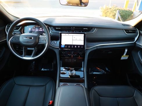 New 2025 Jeep Grand Cherokee Limited w/ Black Appearance Package AWD/4WD image 19