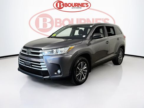 Used 2019 Toyota Highlander XLE w/ Carpet Mat Package (TMS) AWD/4WD image 6