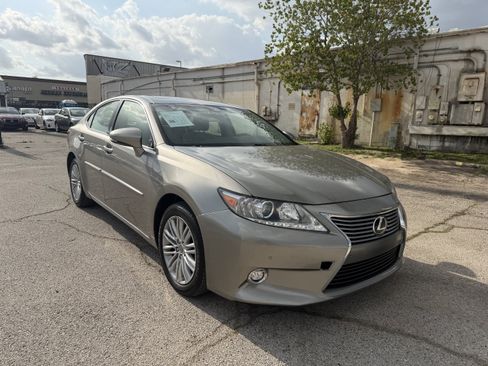 Used 2015 Lexus ES 350 w/ Luxury Package FWD image 1
