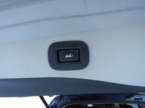 Used 2017 Nissan Rogue SL w/ SL Premium Package image 18