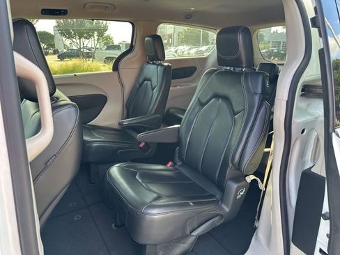 Used 2023 Chrysler Pacifica Touring-L FWD image 11
