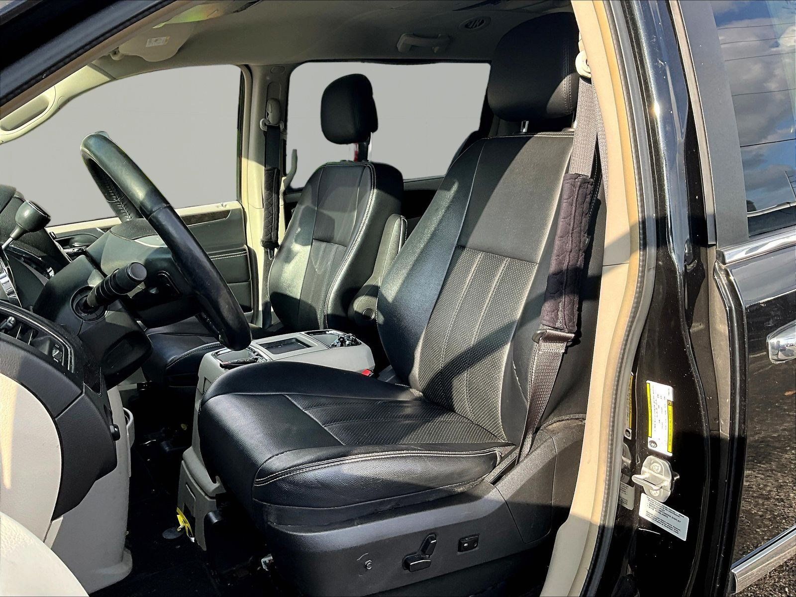 Used 2015 Chrysler Town & Country Touring-L w/ Driver Convenience Group FWD image 20
