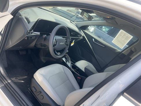 Used 2025 Kia Niro EX FWD image 6