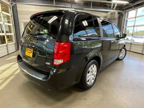 Used 2019 Dodge Grand Caravan SE image 5