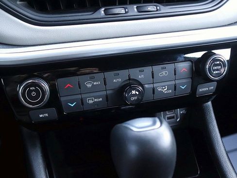 Used 2025 Jeep Compass Limited image 24