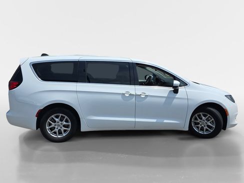 Used 2023 Chrysler Voyager LX FWD image 3