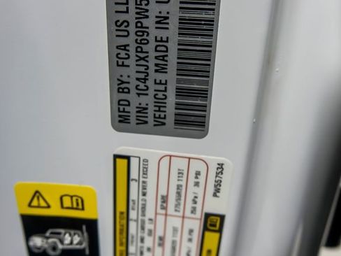 Used 2023 Jeep Wrangler Unlimited Sahara w/ Cold Weather Group image 30