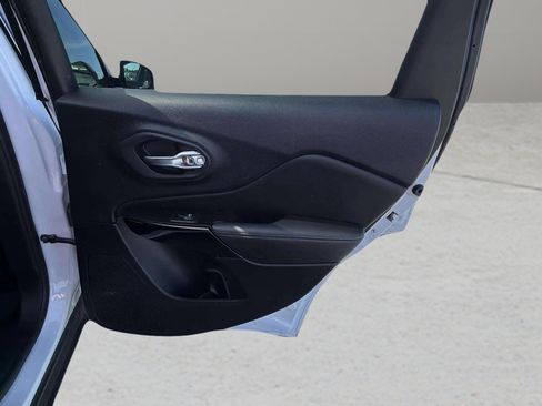 Used 2023 Jeep Cherokee Altitude Lux image 9