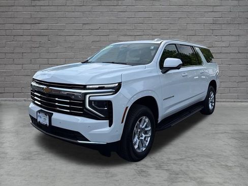 Used 2025 Chevrolet Suburban LT AWD/4WD image 3
