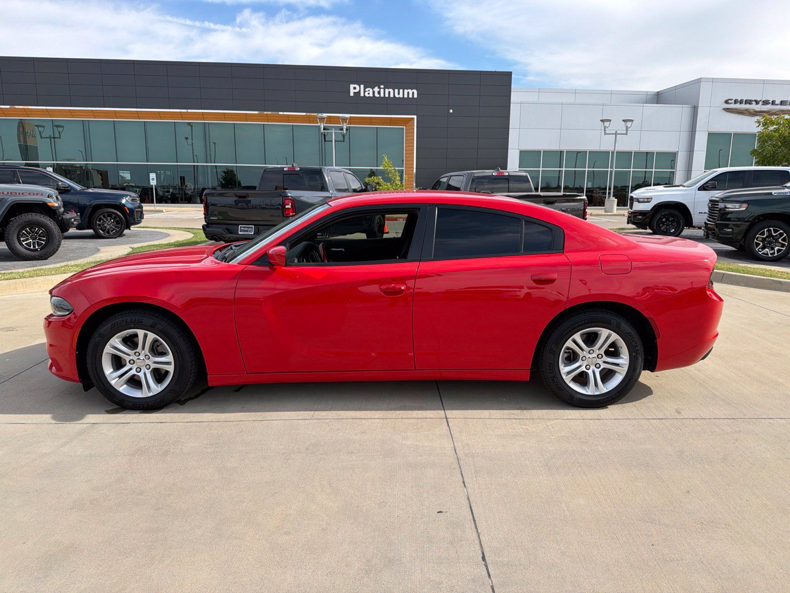 Used 2022 Dodge Charger SXT RWD image 2