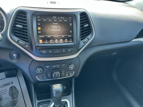 Used 2018 Jeep Cherokee Limited w/ Technology Group FWD image 17