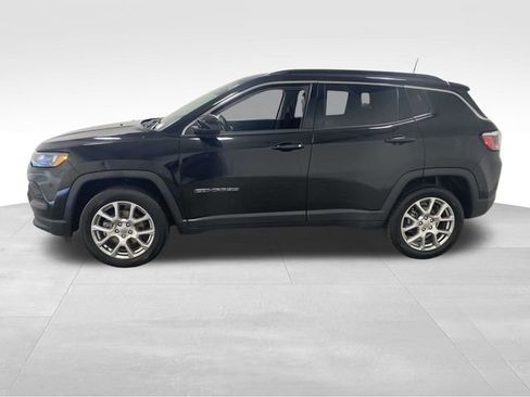 Used 2022 Jeep Compass Latitude image 2