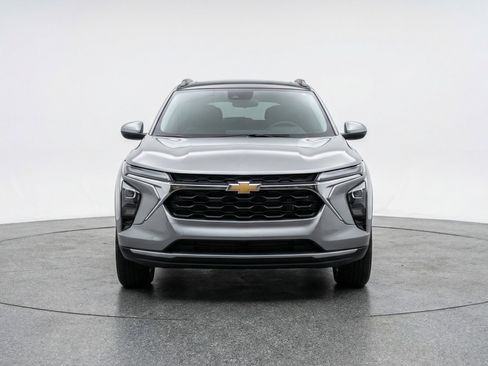 Used 2025 Chevrolet Trax LT FWD image 2