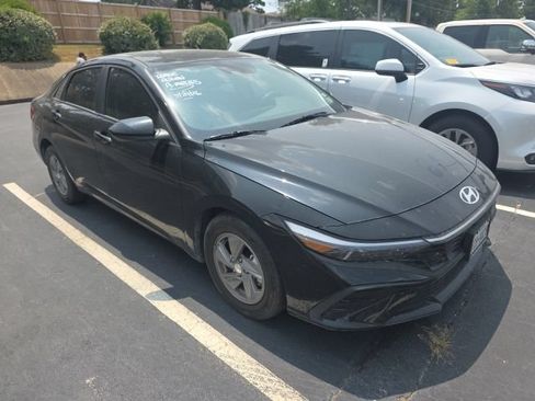 Used 2025 Hyundai Elantra SE FWD image 1