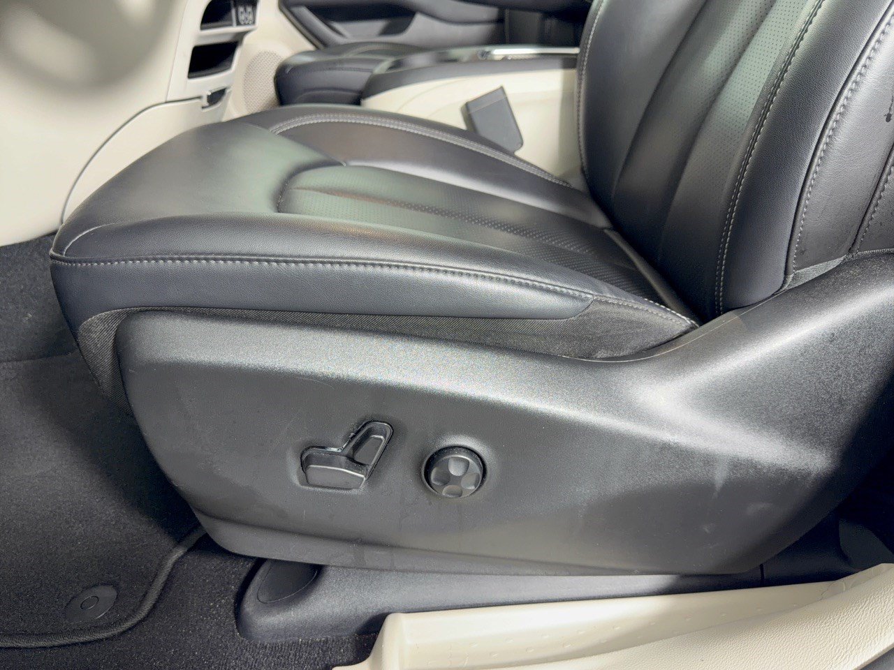Used 2024 Chrysler Pacifica Touring-L FWD image 16