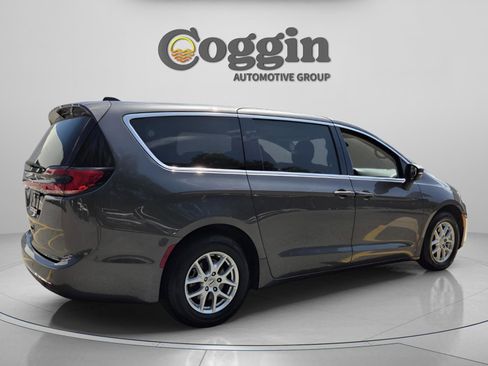 Used 2023 Chrysler Pacifica Touring-L FWD image 5