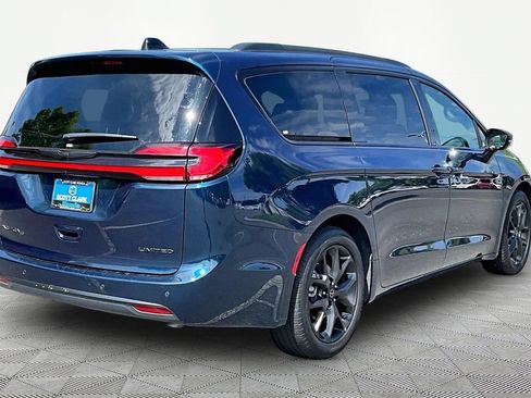 Used 2025 Chrysler Pacifica Limited FWD image 5