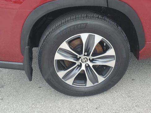 Certified 2024 Toyota Highlander XLE AWD/4WD image 5
