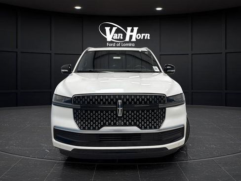 Used 2025 Lincoln Navigator L Reserve AWD/4WD image 2
