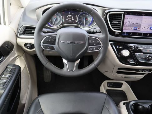 Used 2023 Chrysler Pacifica Touring-L FWD image 22