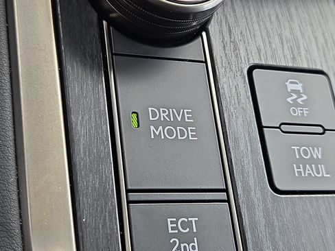 Used 2024 Lexus GX 550 w/ Accessory Package (2T) AWD/4WD image 25
