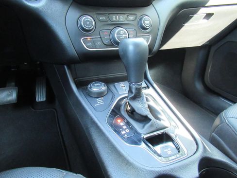 Used 2020 Jeep Cherokee Limited w/ Luxury Group AWD/4WD image 25