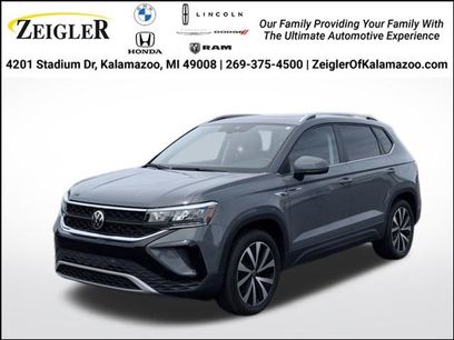 Used 2022 Volkswagen Taos SE w/ Panoramic Sunroof Package