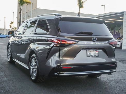 Used 2023 Toyota Sienna Limited image 5