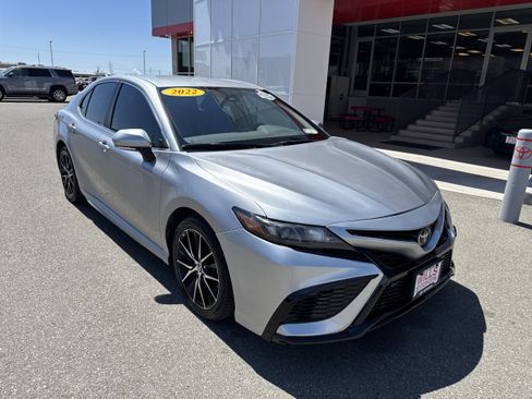 Used 2022 Toyota Camry SE w/ Carpet Mat Package (TMS) FWD image 1