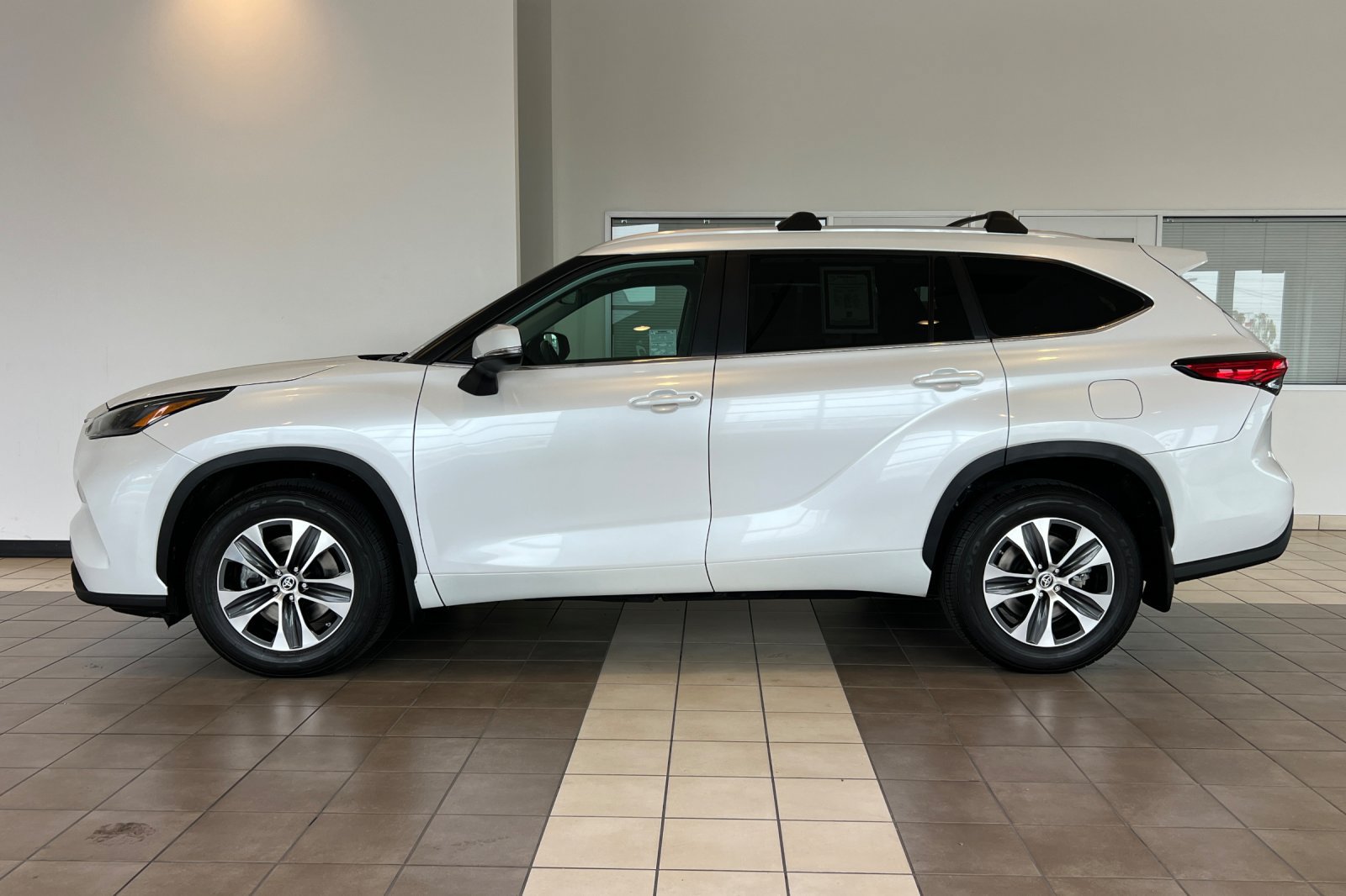 Used 2023 Toyota Highlander XLE AWD/4WD image 7