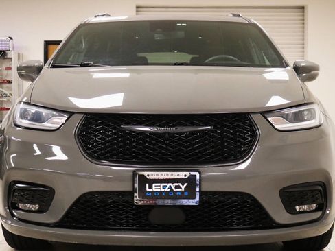 Used 2022 Chrysler Pacifica Touring-L w/ S Appearance Package FWD image 3